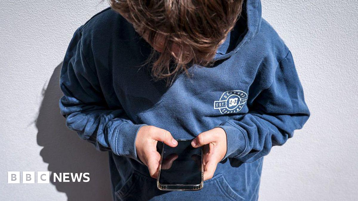 bbc.co.uk - Laura Cress - Social media firms asked to toughen up age checks for under-13s