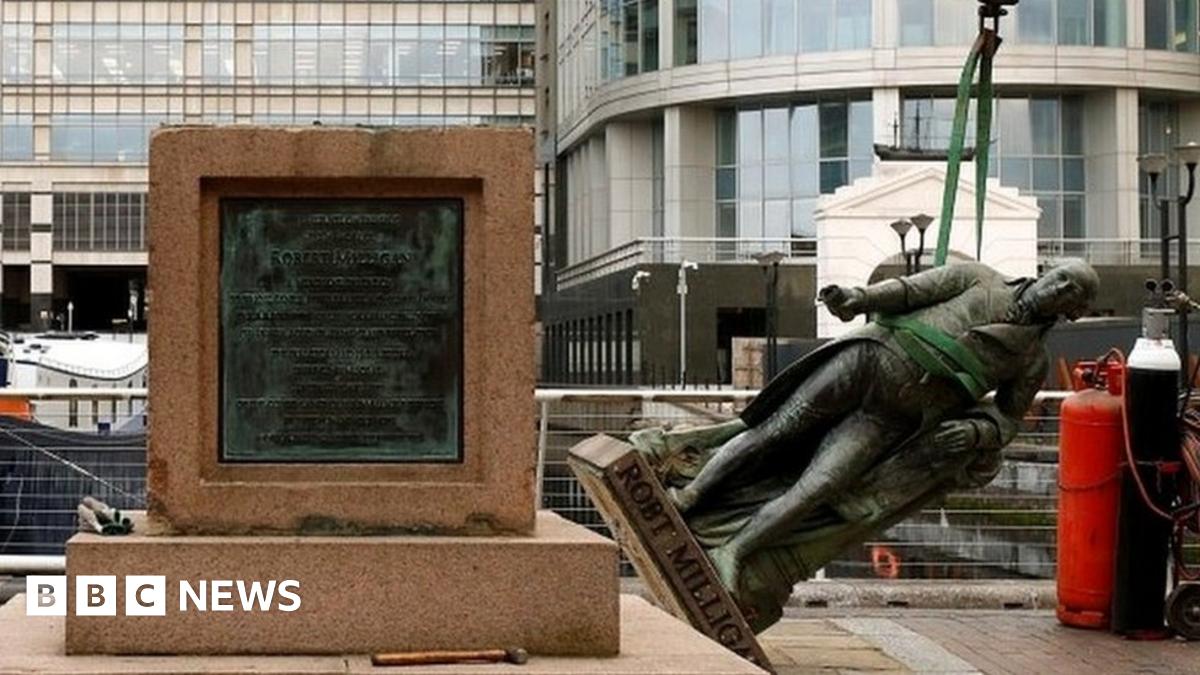 Robert Milligan: Slave trader statue removed from outside London museum - BBC News