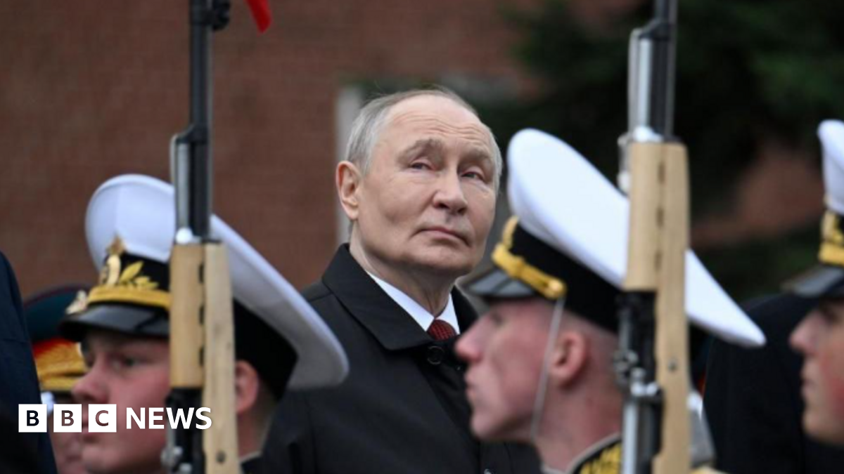 Путин осудил НАТО на сокращенном параде Победы в России