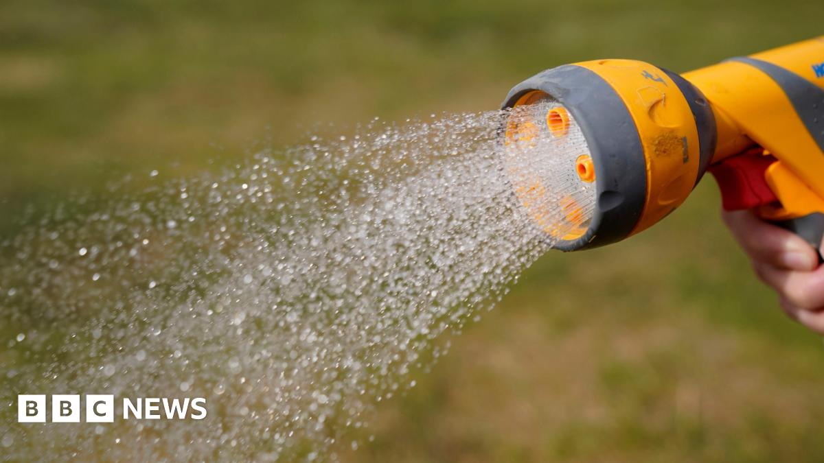 Do not call 999 on hosepipe users, police say