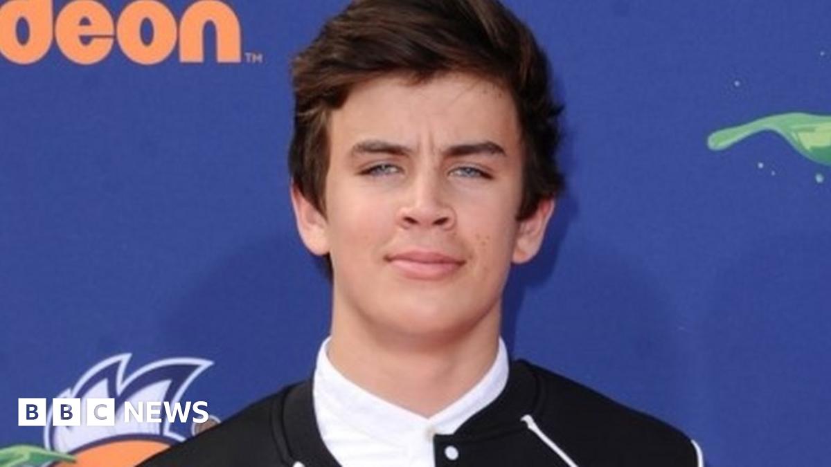 US social media star Hayes Grier hurt in car crash - BBC News