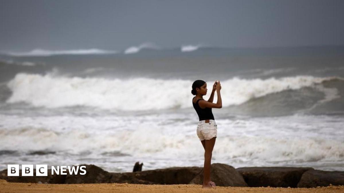 Dangerous seas forecast for US East Coast as Hurricane Erin grows