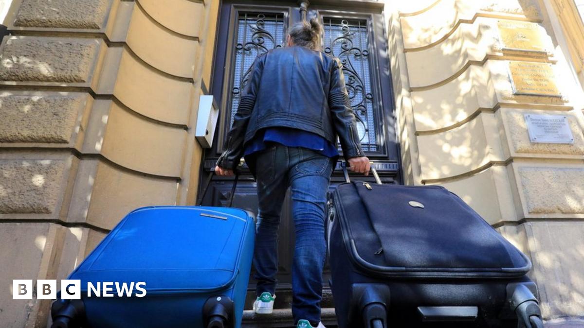 Edinburgh council agrees powers to regulate short-term lets - BBC News