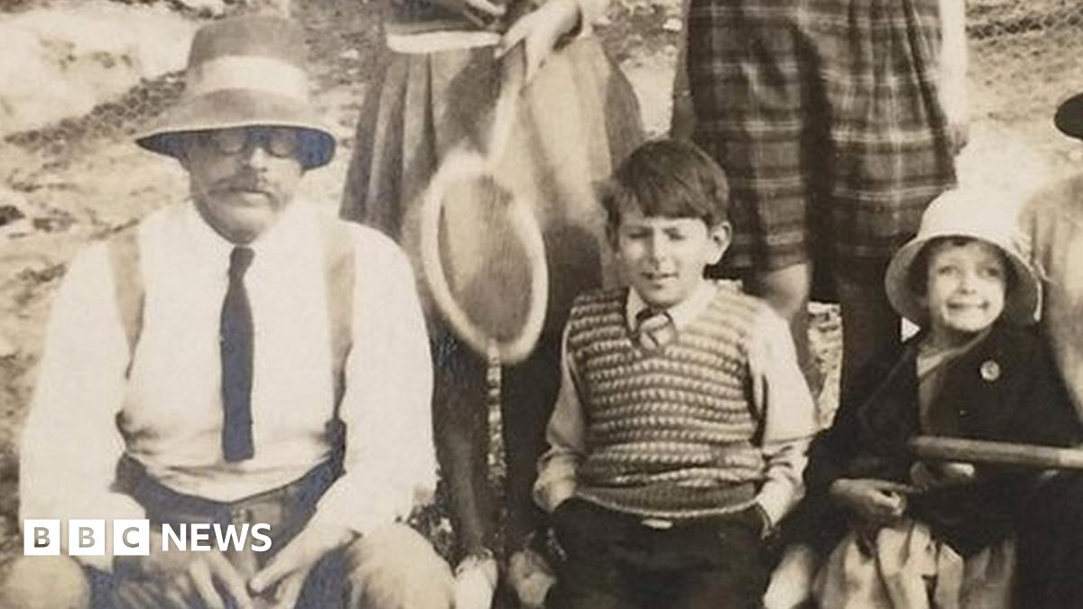 Arthur Ransome with the Altounyan children and their mother Dora. Photo courtesy of Leeds University Library