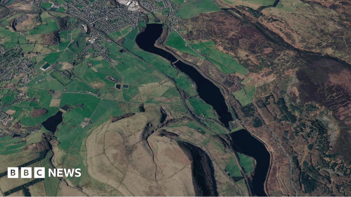 Firefighters tackle wildfire on Tintwistle Moor