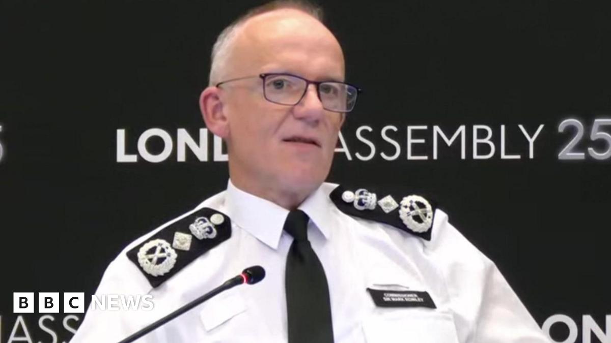 
                            Met Police investigating 'tens of grooming gang cases'