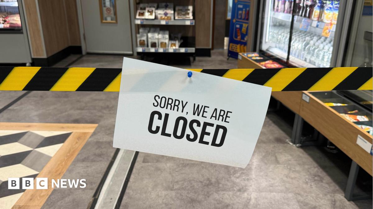 Gatwick Airport water outage unprecedented, travel expert says