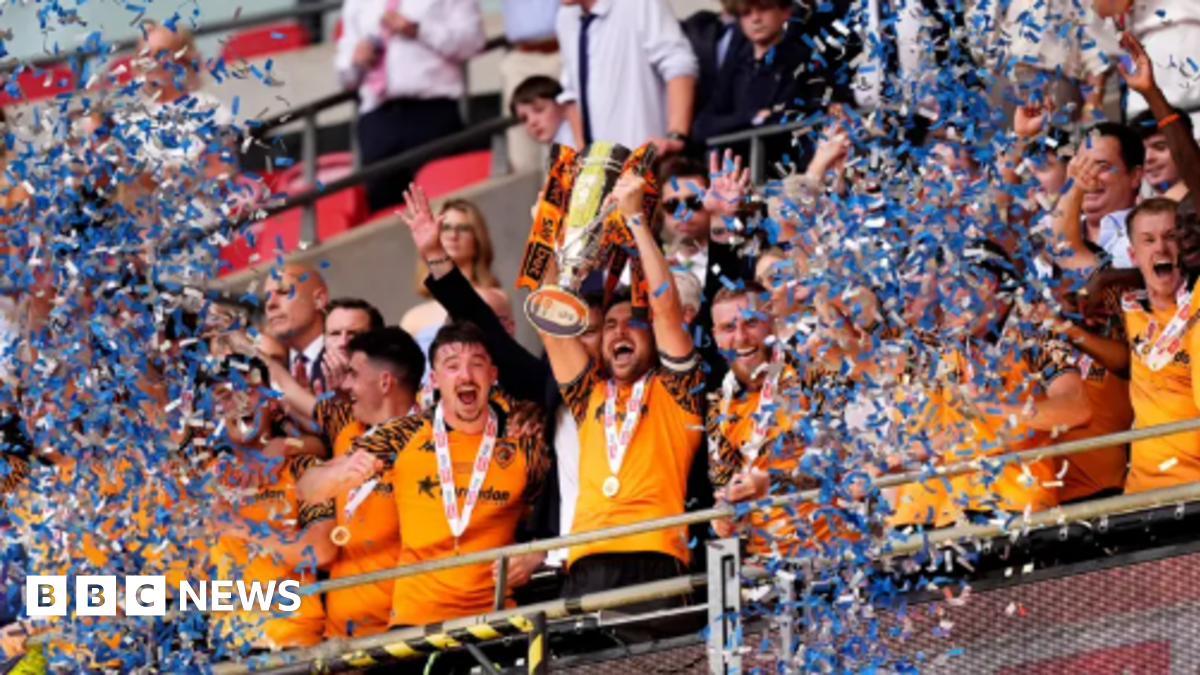 Hull City bus parade route after Wembley play-off final win