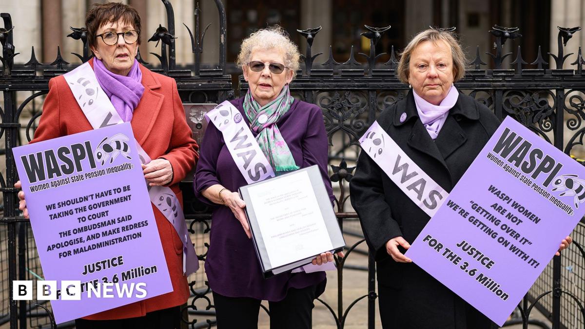 Waspi campaign members outsdie the Royal Curts of Justice with purple placards