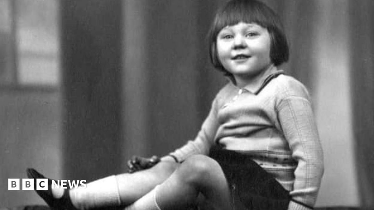 Freckleton Air Disaster marked 80 years on with memorial service - BBC News
