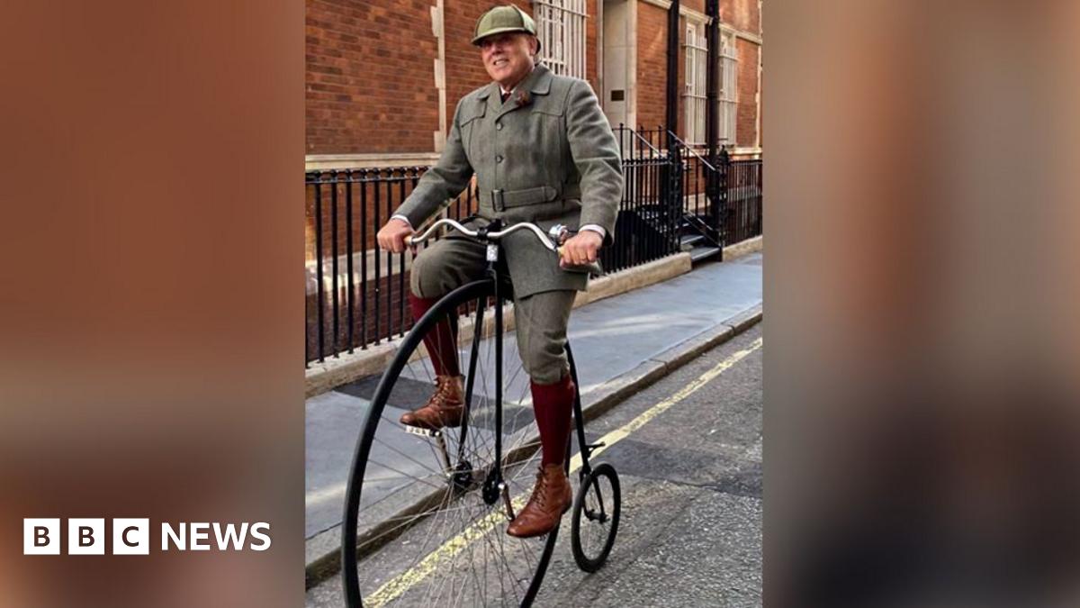 King's Lynn penny farthing rider helps break records - BBC News
