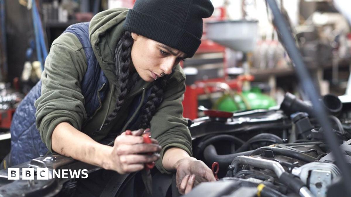 UK jobs market weakens as unemployment rate rises