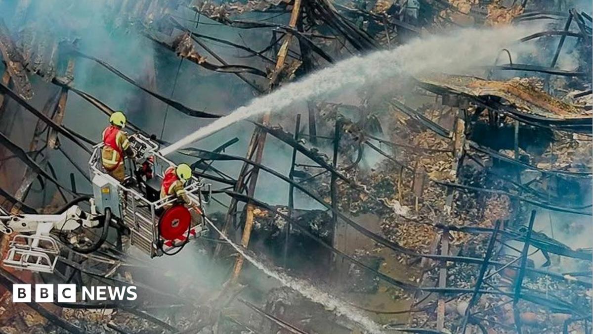 Properties evacuated after Luton bathroom showroom blaze