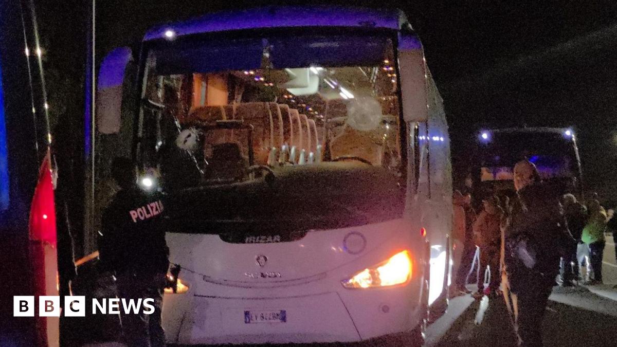 Italy Driver dies after basketball fans' bus attacked with stones(02)