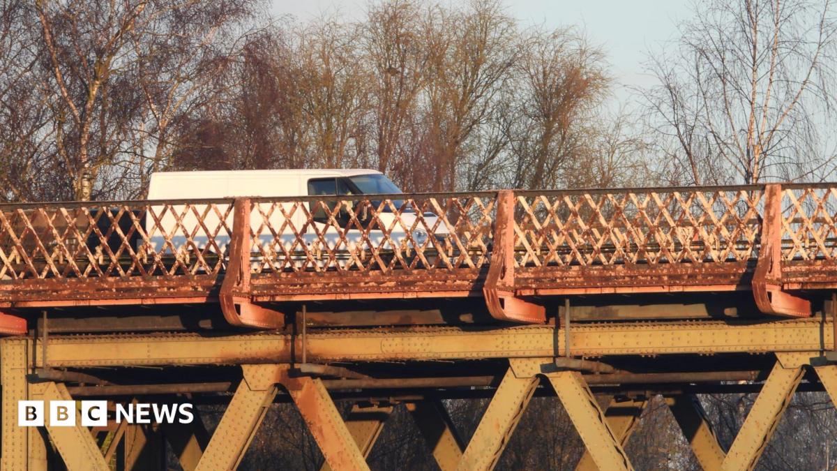 Worcester railway bridge blocked by white van - BBC News