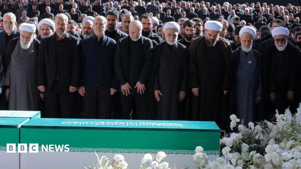 غياب المرشد الأعلى لإيران عن جنازة آية الله يلفت الأنظار بحضور كبار المسؤولين