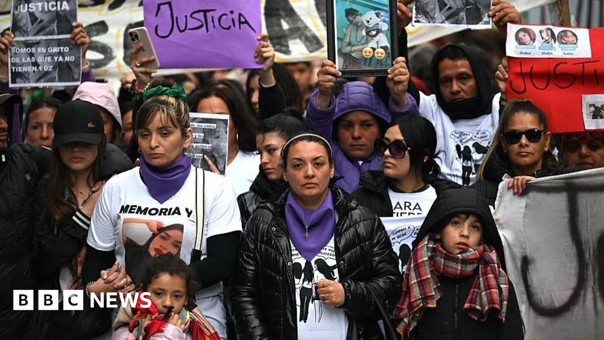 Argentines Demand Justice at Protest Against Brutal Triple Femicide Livestreamed Online