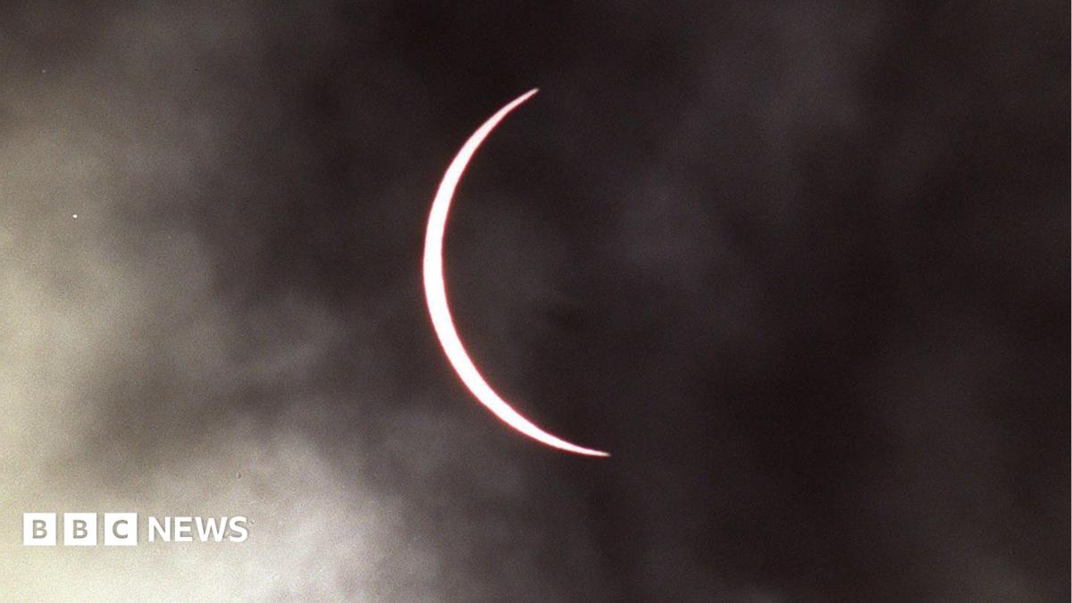 Photo: bbc.co.uk The moon has moved across the sun leaving a thin band of the sun visible which has taken on a pink hue. The sky is cloudy