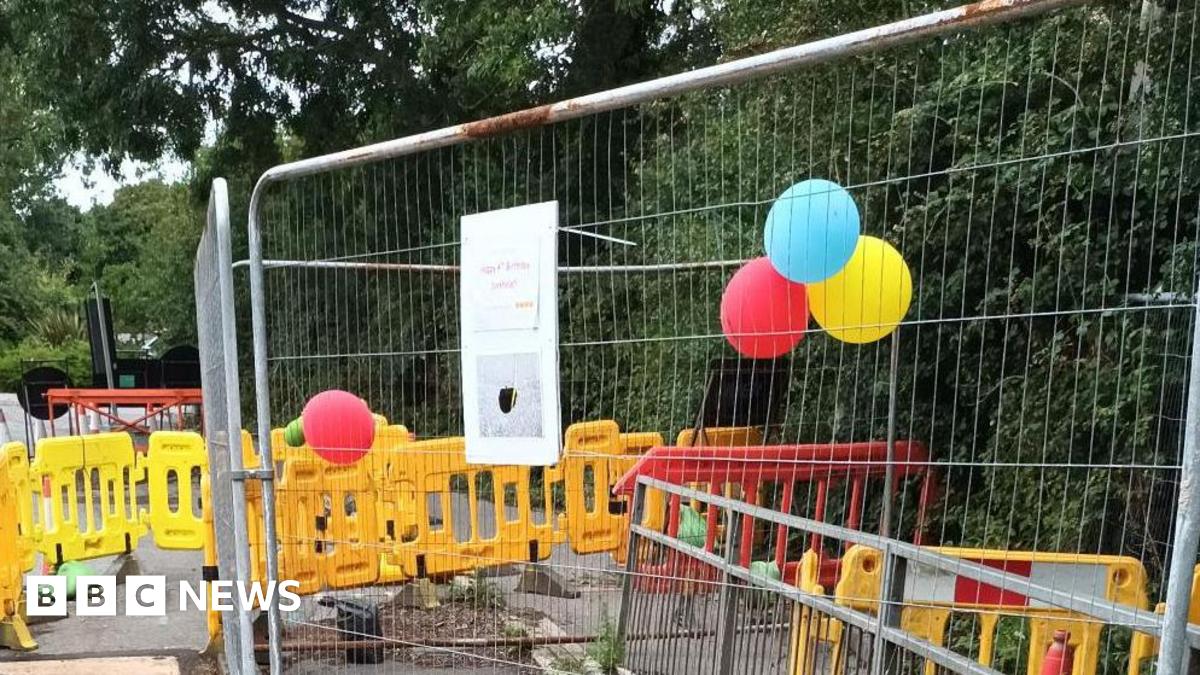 Residents celebrate sinkhole's 'fourth birthday' with balloons
