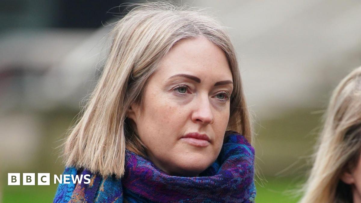 에스더 게이의 키어 스타머 총리 비판 및 온라인 안전 대책 요구 관련 이미지