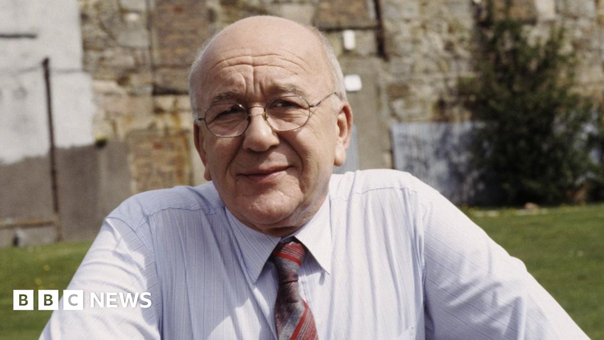 Coronation Street actor Roy Barraclough dies aged 81