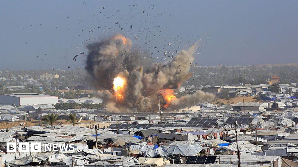 
                            Israeli air strikes kill at least 27 Palestinians in Gaza, rescue officials say