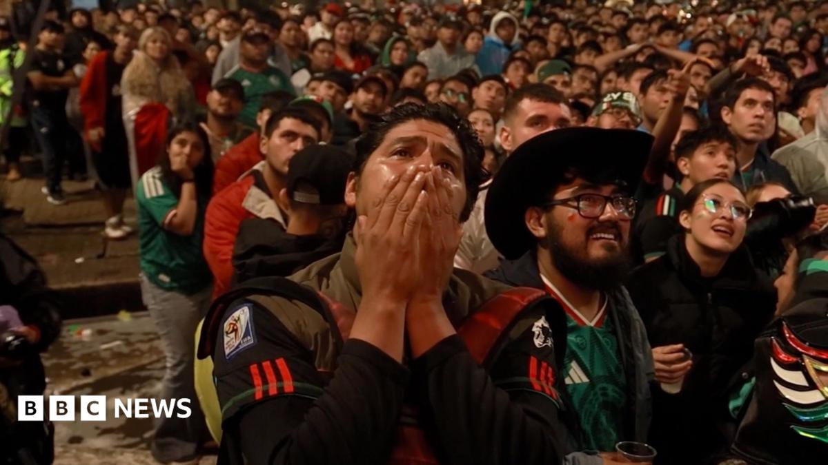 هواداران مکزیکی غمگین پس از شکست در مقابل انگلیس و حذف از جام جهانی