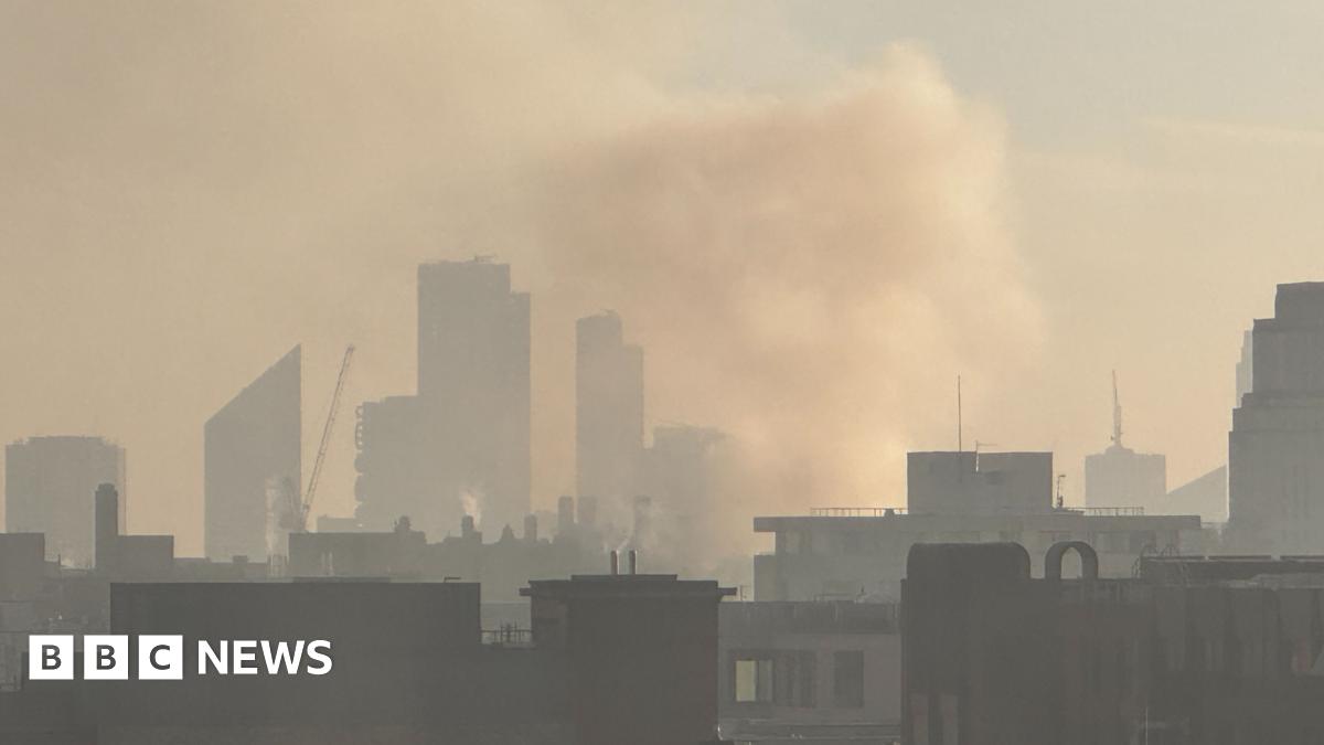 Fire crews tackle central London blaze