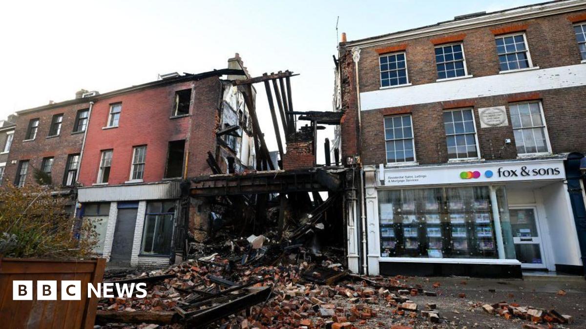 Dorchester: More of fire-ravaged Thomas Hardy cafe collapses - BBC News