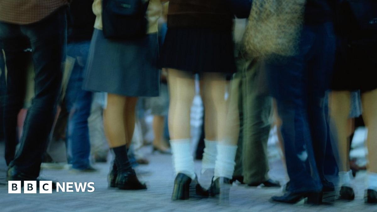 Pornography 'desensitising young people' - BBC News