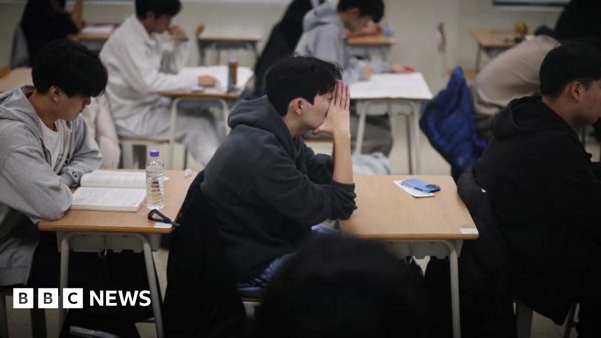 
                            Suneung: South Korea exam chief quits over 'insane' English test
