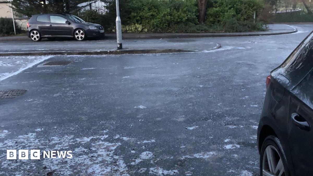 Cornwall weather: Schools closed and travel warning - BBC News