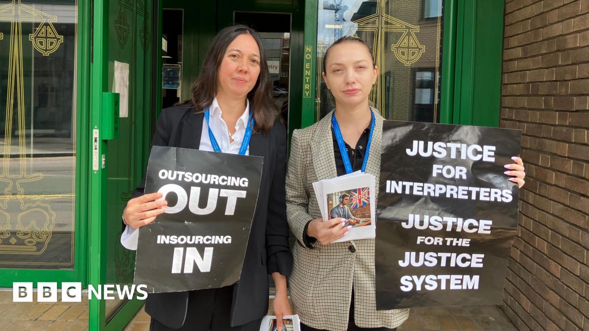 Chelmsford court interpreters protest over pay and conditions - BBC News