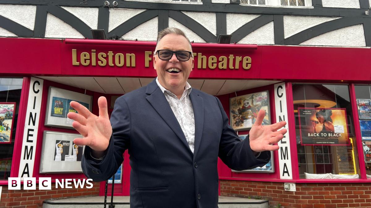 Suffolk cinema manager celebrates 30 years in charge - BBC News