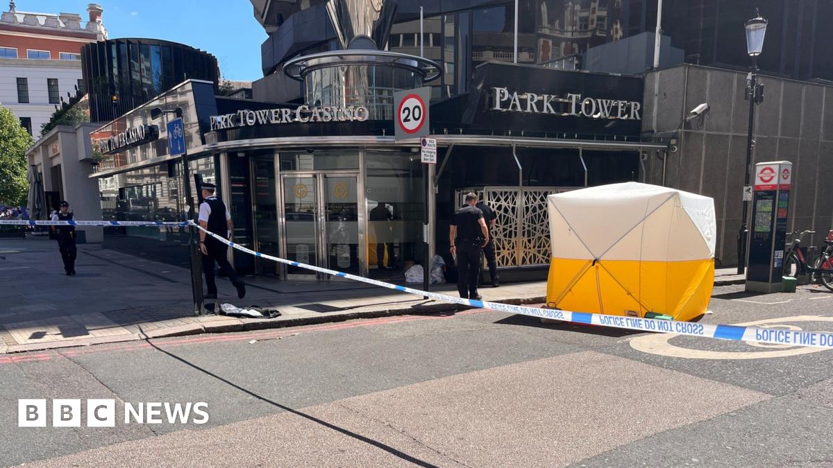
                            Man stabbed to death on street outside Knightsbridge hotel