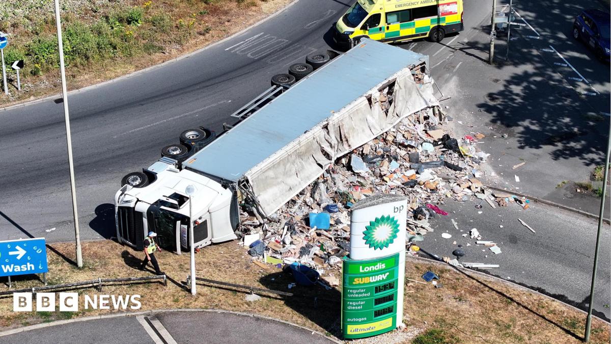 Brighton traffic warning as lorry overturns on Mill Road roundabout