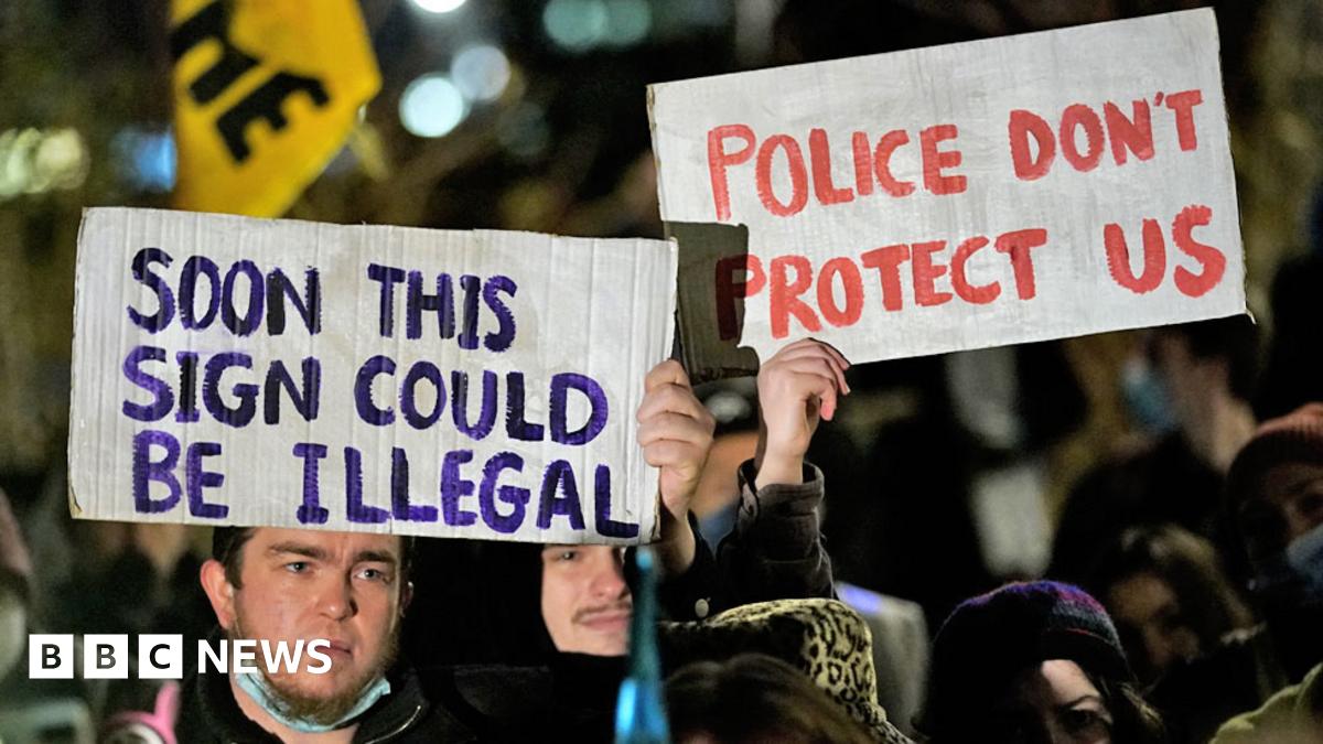 Crime bill: Lords defeats for government's protest clamp-down plans - BBC News