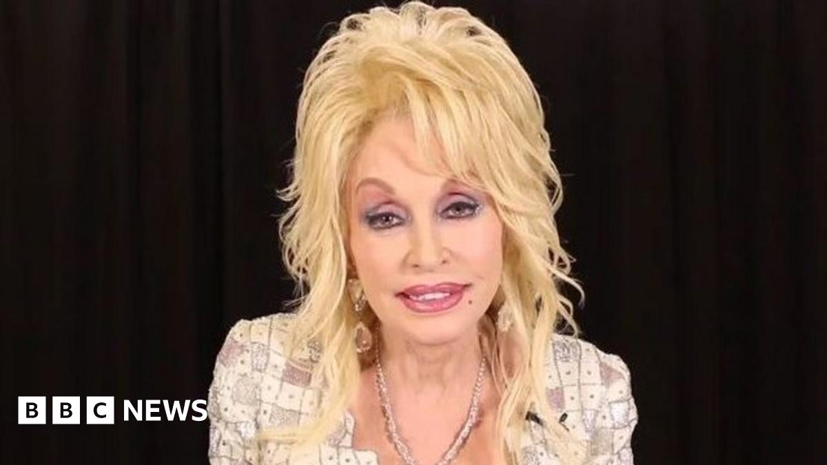Singer Dolly Parton sets up fund for Tennessee fires victims - BBC News