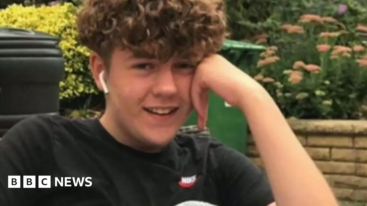 Reading teenager Olly Stephens remembered in annual rugby match - BBC News