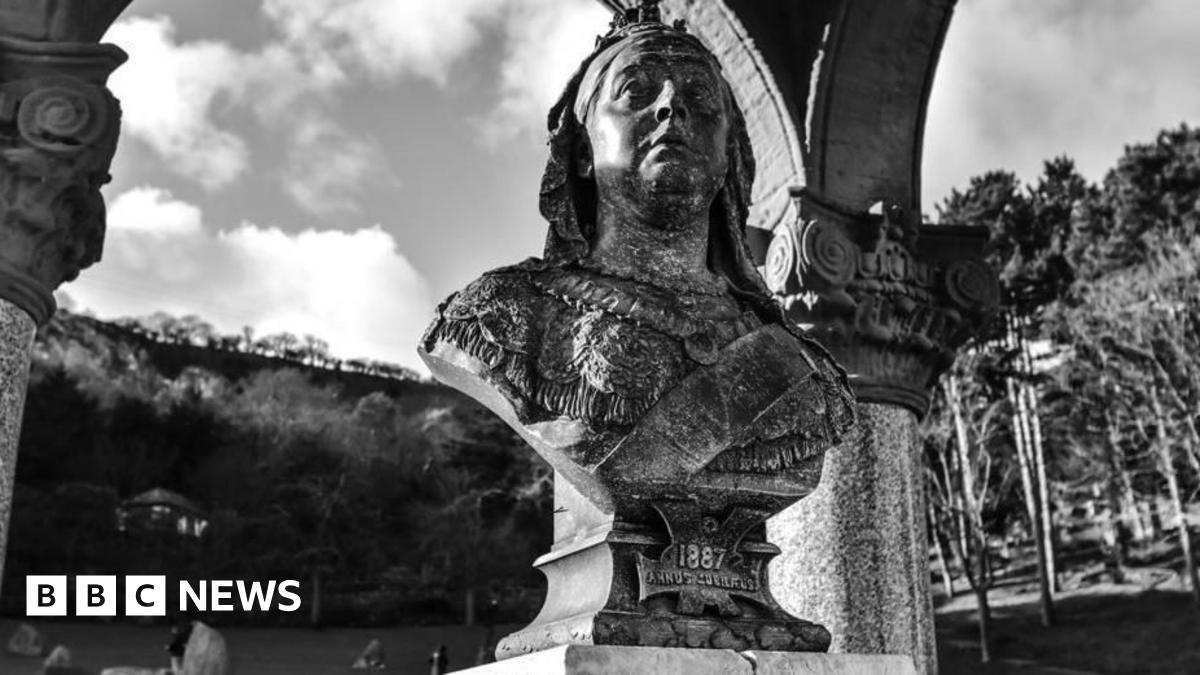 Llandudno: Queen of Welsh resorts loses bust of Queen Victoria - BBC News