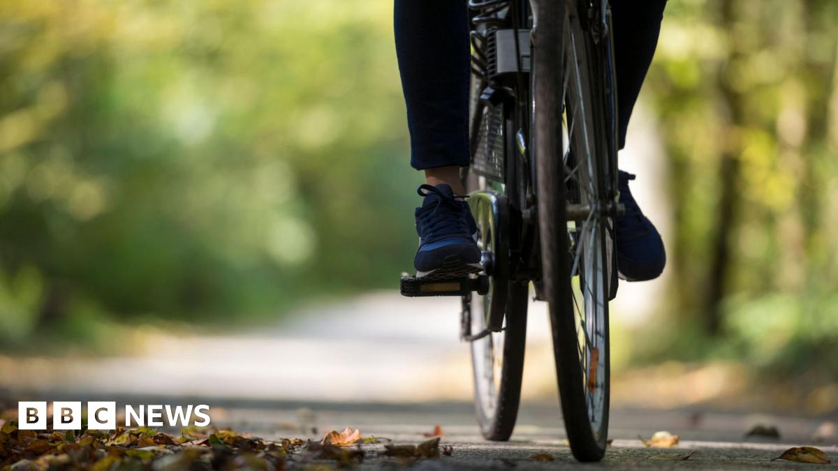 Uckfield: Former railway line set to become a cycle route - BBC News