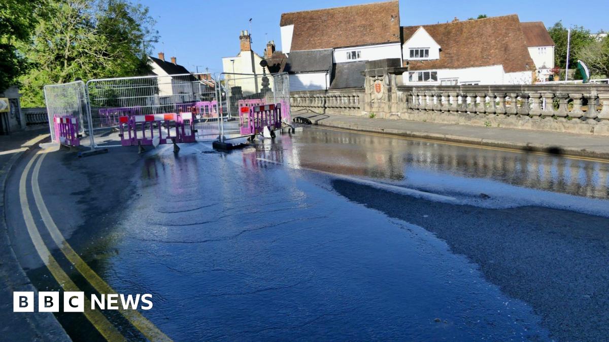 Braintree water main burst is complex, engineers say - BBC News