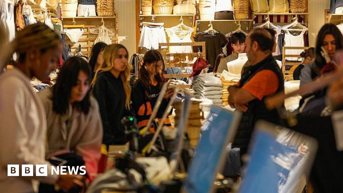 bbc.co.uk - Sakshi Venkatraman  - Brandy Melville: Why is this teen fashion retailer closing its fitting rooms?