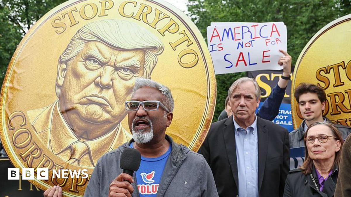 Protestors accuse Trump of corruption as he hosts crypto dinner - BBC News