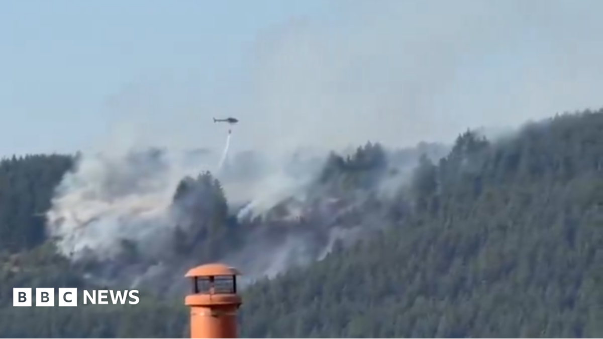 Warning as helicopters tackle fire in Macclesfield Forest | Manchester News Warning as helicopters tackle fire in Macclesfield Forest | Manchester News