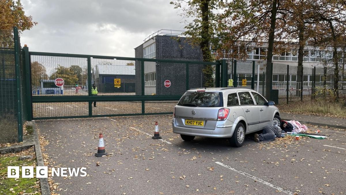 Lockheed Martin: Palestine protesters install blockade - BBC News