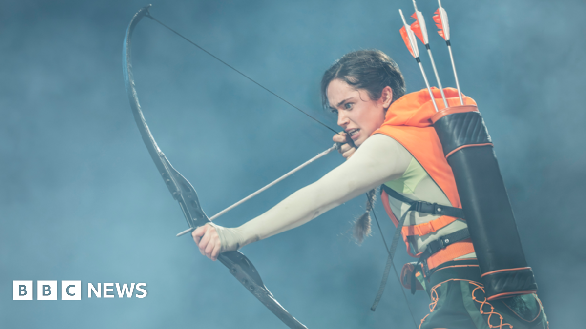 
                            Hunger Games on stage 'dazzles' but some critics say it 'lacks emotion'