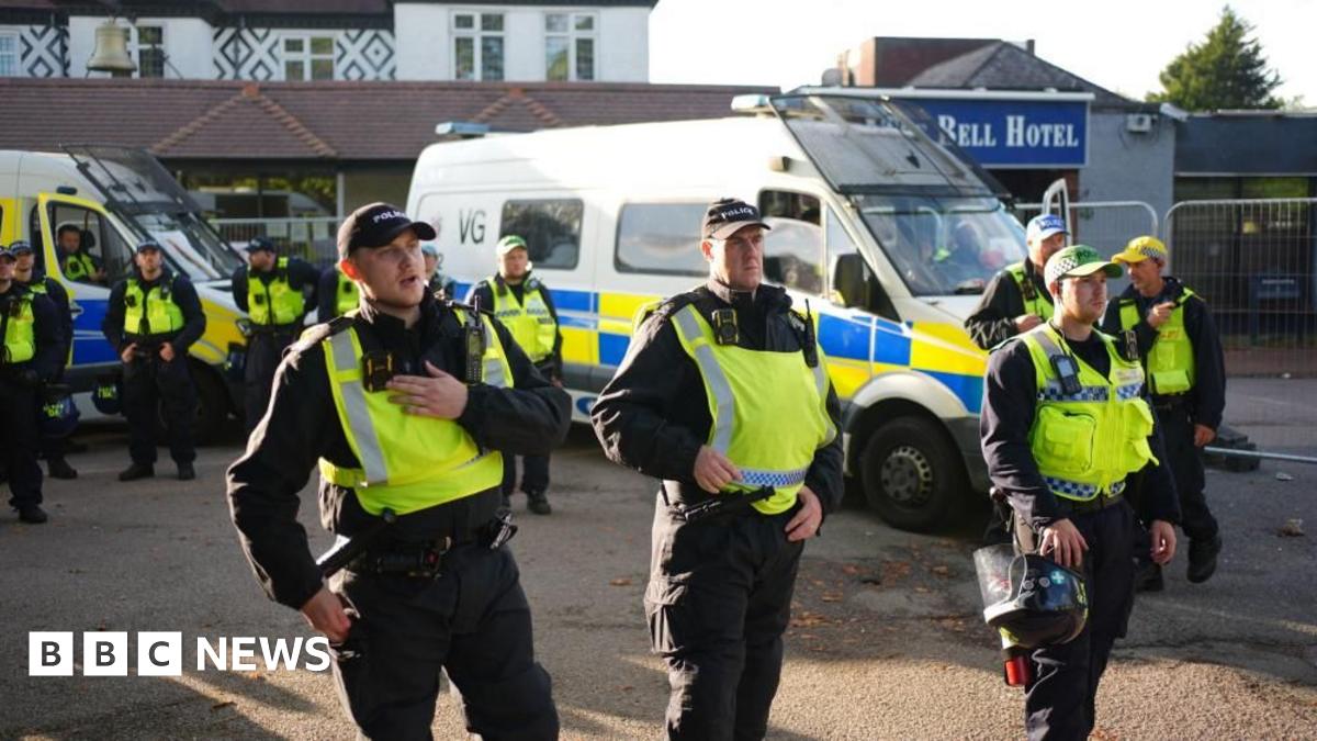 Police condemn 'thugs and vandals' at Epping asylum seeker hotel protests