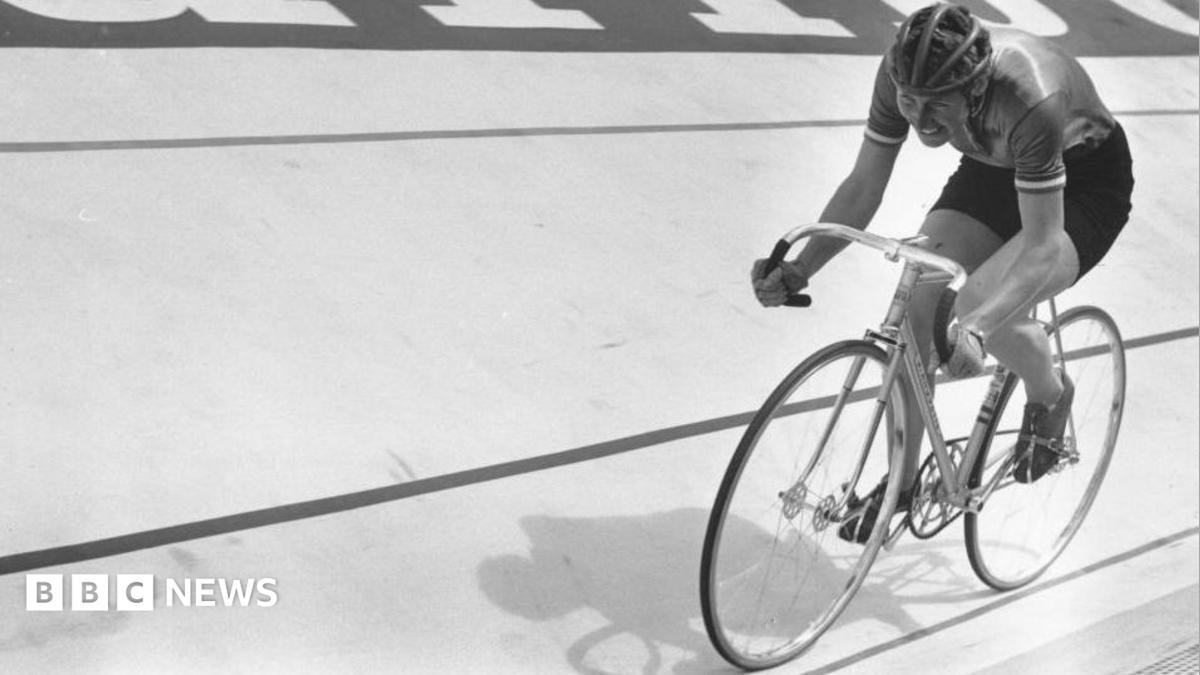Plaque unveiled in Harrogate honouring cyclist Beryl Burton