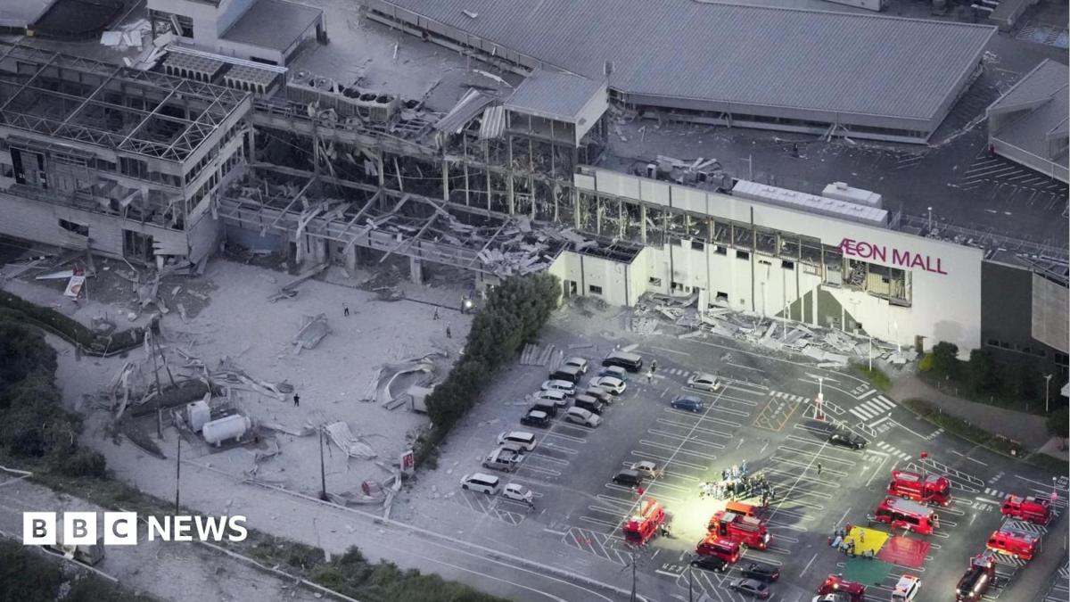 LIVEMany people trapped inside Japanese shopping centre after earthquake, fire service says